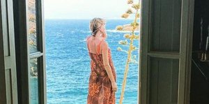 Η Τζένη Μπαλατσινού με φόντο το ΑΙγαίο