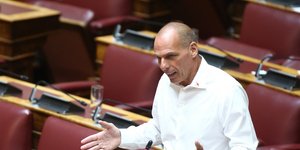 Τι γράφει στο βιβλίο του ο Βαρουφάκης για τις παρακολουθήσεις από την ΕΥΠ