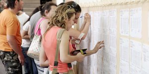 Βάσεις 2019 εικόνα αρχείου με υποψήφιες να κοιτάζουν πίνακες αποτελεσμάτων