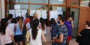 Υποψήφιοι βλέπουν τα αποτελέσματα των Πανελληνίων