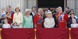 Ολη η βασιλική οικογένεια βρίσκεται στο μπλακόνι και κοιτάζει ψηλά