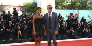 Ο Βενσάν Κασέλ και η σύζυγός του ποζάρουν στο κόκκινο χαλί