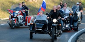 O Ρώσος πρόεδρος Πούτιν βολτάρει με μηχανή σε δρόμους της Κριμαίας