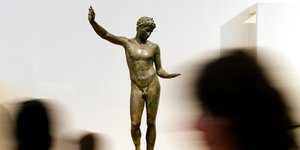 Ο έφηβος του Μαραθώνα, το χάλκινο άγαλμα που εκτίθεται στο Αρχαιολογικό Μουσείο Αθηνών