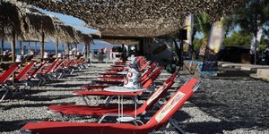 Ξαπλώστρες σε ελληνική παραλία