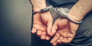 Χειροπέδες σε κρατούμενο
