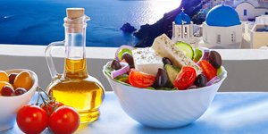 Ενα μπολ με χωριάτικη σαλάτα με φόντο τη θάλασσα του Αιγαίου πελάγους