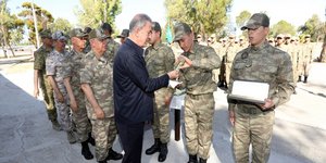 Ο Χουλουσί Ακάρ στο αρχηγείο των σωμάτων ασφαλείας του ψευδοκράτους