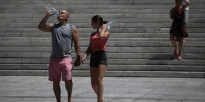 Ζευγάρι δροσίζεται με νερό στην Αθήνα