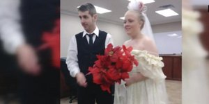 Ζευγάρι παντρεύεται στις ΗΠΑ