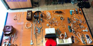 Οι δράστες αφαιρούσαν κοσμήματα, ρολόγια, χρήματα και ηλεκτρονικές συσκευές.
