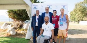 Από αριστερά, ο Διευθυντής Γεωτρήσεων και Παραγωγής της ΕΛΠΕ UPSTREAM κ. Φοίβος Συμεωνίδης, ο υπεύθυνος Αθλητικών Δραστηριοτήτων του Ομίλου κ. Γιώργος Καλαφατάκης, η Αλεξάνδρα Κοτσιάφτη και η Στεφανία Πατέρα που έχουν κατακτήσει με την Εθνική Κωφών Μπάσκετ τόσο το Παγκόσμιο Πρωτάθλημα όσο και το χρυσό μετάλλιο στους Ολυμπιακούς Αγώνες και μπροστά τους ο Παραολυμπιονίκης Πρωταθλητής Κολύμβησης Γιώργος Σφαλτός.
