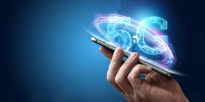 Χέρι κινητό τηλέφωνο με ταχύτητα 5G