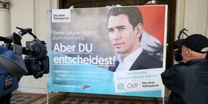 «Οι αντίπαλοί του λένε ότι ο Κουρτς πρέπει να φύγει -Αλλά εσύ αποφασίζεις», αναφέρει η προεκλογική αφίσα του Λαϊκού Κόμματος