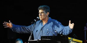 Ο ηθοποιός Γιάννης Μπέζος με τζιν πουκάμισο σε συναυλία