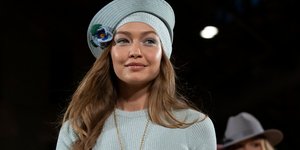 Η Τζίτζι Χαντίντ στην επίδειξη μόδας του Marc Jacobd με θαλασσί φόρεμα και ίδιο καπέλο