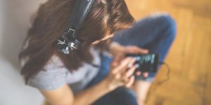 Kοπέλα ακούει μουσική από το κινητό της