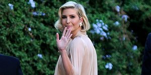 Η Ιβάνκα Τραμπ με ροδακινί αέρινη τουαλέτα 