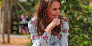 Η Κέιτ Μίντλετον με φλοράλ φόρεμα γονατιστή χαμογελά