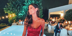 Η Χριστίνα Μπόμπα με κατακόκκινο φόρεμα μπροστά σε πισίνα