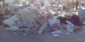 Μπάζα δίπλα από τάφους