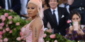 Η διάσημη ράπερ Νίκι Μινάζ με ροζ φόρεμα 