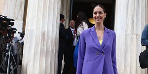 Η Νόνη Δούνια με μοβ κοστούμι στην ορκωμοσία της