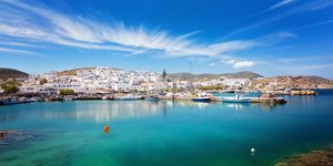 Το νησί της Πάρου λιμάνι Νάουσας