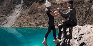 Ζευγάρι στέκεται στην άκρη του γκρεμού