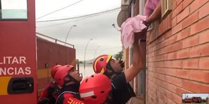 Η στιγμή της διάσωσης της μικρούλας στην Οριχουέλα της Ισπανίας