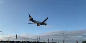 H στιγμή που η τελευταία πτήση της Thomas Cook προσγειώνεται στο αεροδρόμιο του Μάντσεστερ
