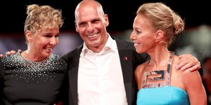 Γιάνης Βαρουφάκης Δανάη Στράτου και Βαλέρια Γκολίνο