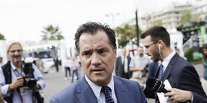 Ο υπουργός Ανάπτυξης Άδωνις Γεωργιάδης με πουά γραβάτα