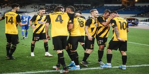 Παίκτες της ΑΕΚ πανηγυρίζουν το γκολ