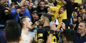Ο Λιβάγια πανηγυρίζει με φίλους της ΑΕΚ το γκολ του στο Αγρίνιο