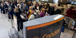 Επιβάτες περιμένουν στον γκισέ αεροδρομίου