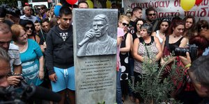Κόσμος στο μνημείο του Παύλου Φύσσα