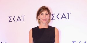 Η ηθοποιός Αγγελική Δημητρακοπούλου με μαύρο φόρεμα και μαύρα μποτάκια