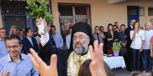 Ιερέας κάνει αγιασμό για την έναρξη της σχολικής χρονιάς