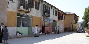 Το φαντασμαγορικό σκηνικό του χωριού της σειράς «Άγριες Μέλισσες»