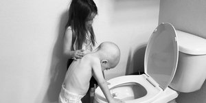 Αγοράκι με καρκίνο με την αδελφή του στο μπάνιο