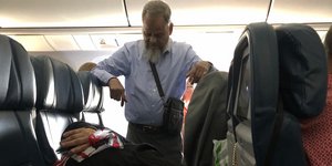 Άνδρας στέκεται όρθιος σε διάδρομο αεροπλάνου 