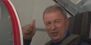 Μαϊμού η πτώση του Χουλουσί Ακάρ πάνω από το Αιγαίο