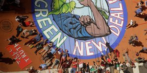 ακτιβιστες στο δρομο και γκράφιτι