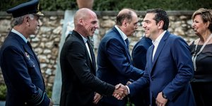 Χειραψία Γιάνη Βαρουφάκη με τον Αλέξη Τσίπρα