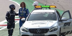 Οδηγός της Formula 3 οδηγείται σε αυτοκίνητο τραυματίας