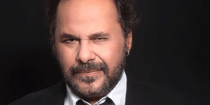 Αναβάλλεται η πρεμιέρα της νέας σειράς του Αλέξανδρου Ρήγα, «Room Service Πλιζ»