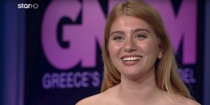 Η 22χρονη Αλεξία είναι ένα plus size μοντέλο και χαμογελάει