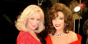 Η Κρίσταλ και η Αλέξις από την Δυναστεία με κόκκινα ρούχα