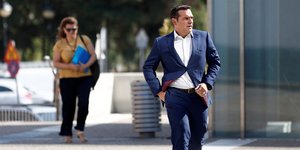 Ο Αλέξης Τσίπρας περπατάει